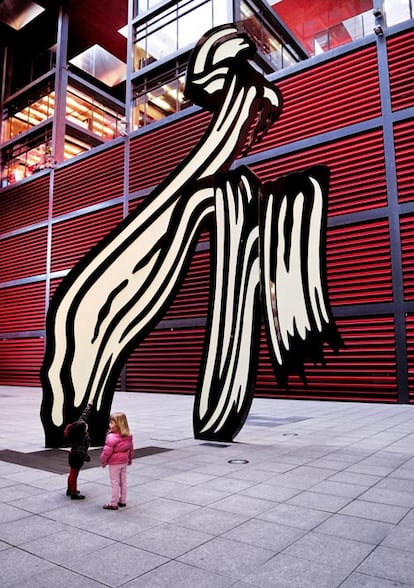 La escultura <i>Brushstroke</i> (Pincelada,1996), de Roy Lichtenstein (Nueva York 1923 - Nueva York 1997), situada en el patio del edificio de Jean Nouvel para la ampliación del Museo Centro de Arte Reina Sofía de Madrid (<a href="http://www.museoreinasofia.es" rel="nofollow" target="_blank">www.museoreinasofia.es</a>). Martina, una de las protagonistas de nuestro reportaje de niños en los museos, veía en esta obra de 9,8 metros de altura, una gigantesca bufanda.