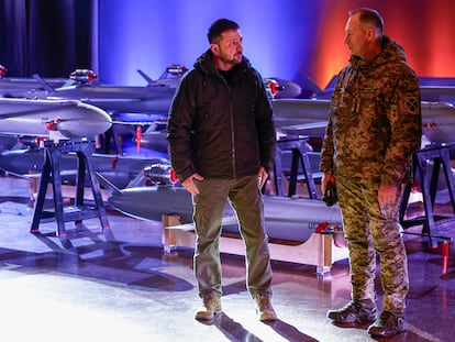 El presidente ucranio, Volodímir Zelenski, junto al comandante en jefe de las Fuerzas Armadas, Oleksandr Sirski, en una exposición de los nuevos drones de fabricación ucrania Peklo, en Kiev el pasado 6 de diciembre.