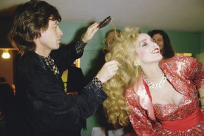 Mick Jagger peina a Jerry Hall en 1985.