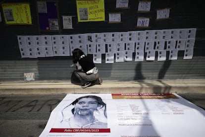 Un grupo de personas se manifestó ante la Fiscalía General de Justicia en Ciudad de México el 14 de abril para exigir la localización de Inof.