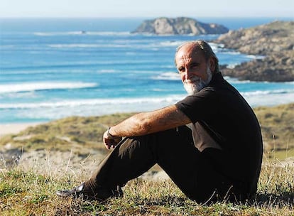 Vicente Irisarri posa con la playa de Doniños al fondo.