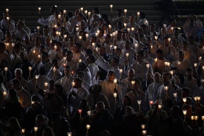 Un grupo de curas alzan sus velas durante la procesión en Fátima, el 12 de mayo.
