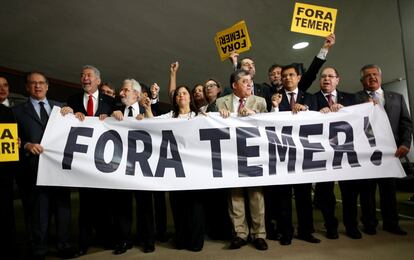 Deputados de oposição protestam contra Temer nos corredores da Câmara