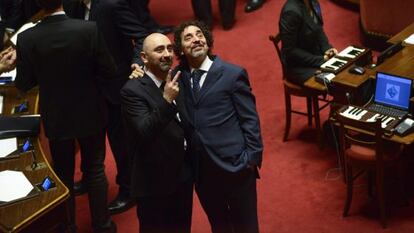 Andrea Cioffi (derecha) y Stefano Lucidi, senadores del Movimiento 5 Estrellas, posan en la apertura de la legislatura.