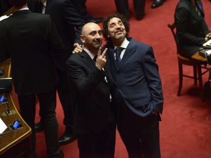 Andrea Cioffi (derecha) y Stefano Lucidi, senadores del Movimiento 5 Estrellas, posan en la apertura de la legislatura.