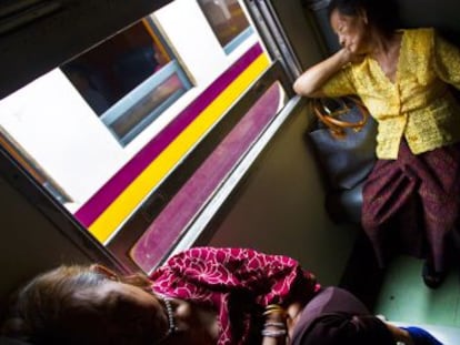 Dos mujeres duermen en un tren en Bangkok (Tailandia). 