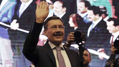 Melih Gokcek, alcalde de Ankara, tras anunciar su renuncia, este s&aacute;bado en Ankara.