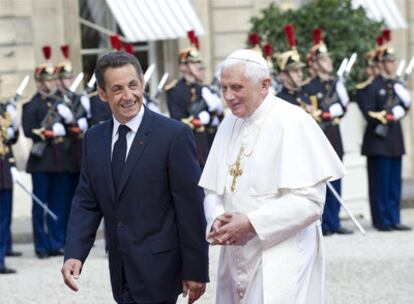 El presidente francés, Nicolas Sarkozy, y el Papa Benedicto XVI en el Palacio Elíseo.