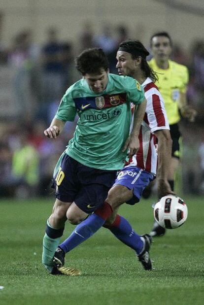 Instante en el que Ujfalusi pisa el tobillo derecho de Messi en la jugada que le costó la expulsión al central checo