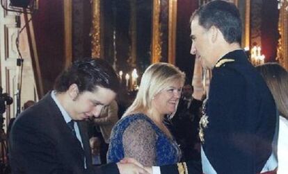 Francisco Nicolás saluda a Felipe VI en la recepción tras ser proclamado rey.