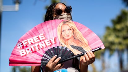 Una mujer sostiene un abanico en apoyo a Britney Spears en Los Ángeles, California, el 17 de marzo de 2021.
