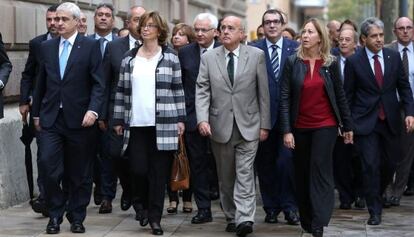 Rigau arribant al TSJC acompanyada de la plana major del Govern.