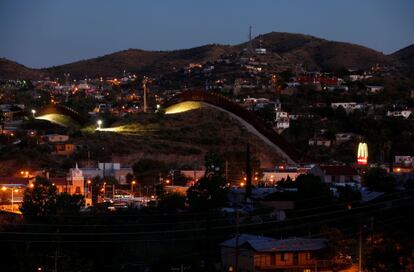 Una valla separa los pueblos fronterizos de Nogales, México (d) y Nogales, Arizona (EE.UU).