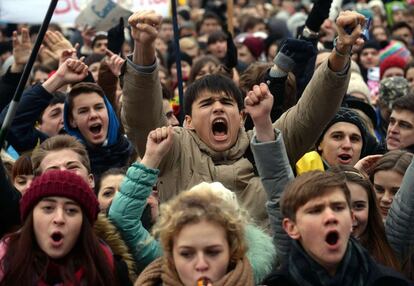 Pese a las temperaturas bajo cero y la nevada que cae sobre la capital ucraniana, más de un centenar de personas siguen concentradas frente a la sede del Gobierno para exigir la dimisión del primer ministro, Nikolái Azárov, 26 de noviembre de 2013.