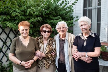 Aurora, junto a su amiga Pepita Rodríguez (izquierda) y las hermanas Mari Cruz y Ángela Oñate (derecha).