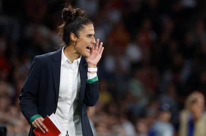 Montse Tomé da indicaciones a sus jugadoras durante el partido ante Italia.