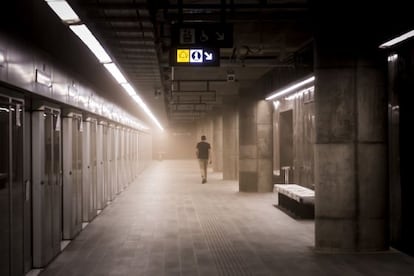 Un home camina per una de les estacions de la línia 9.