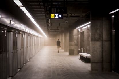 Un home camina per una de les estacions de la línia 9.