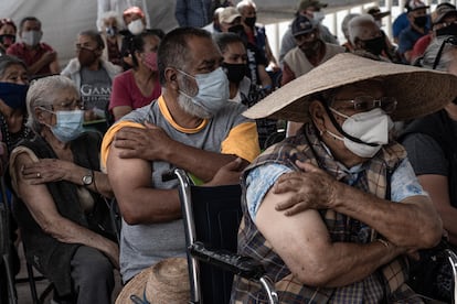 Mayores de 60 años reciben la vacuna Sinovac en Ecatepec, Estado de México, el 31 de Marzo del 2021.