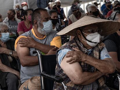 Mayores de 60 años reciben la vacuna Sinovac en Ecatepec, Estado de México, el 31 de Marzo del 2021.