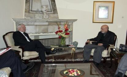 El Secretario de Defensa Robert Gates (i) y el presidente de Afganistán, Hamid Karzai, durante su reunión en Kabul