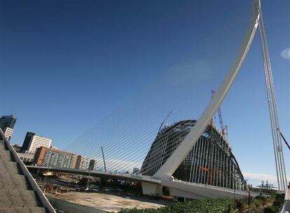 El nuevo puente sobre el viejo cauce del Turia, ayer, entre el Museu de les Ciències (izquierda) y la obra del Ágora.