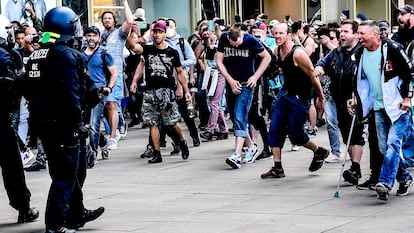 Manifestantes ultras, durante un enfrentamiento con la policía, el 9 de mayo en el centro de Berlín.