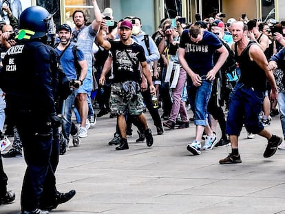 Manifestantes radicais durante um confronto com a polícia no centro de Berlim, em 9 de maio.