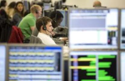 Operadores en el FTSE londinense.