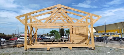 La estructura de madera de una casa ideada para reconstruir un barrio de la ciudad de Bata, en Guinea Ecuatorial.