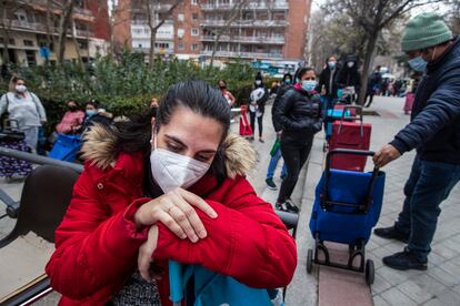 Sonia Rodríguez en la cola para recoger alimentos de  la Parroquia Santa Maria Micaela y San Enrique de Madrid. / R. G.