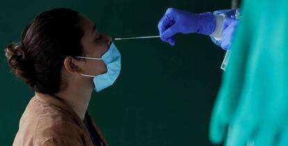 Una mujer se realiza la prueba del Covid-19 en el centro de salud de Pueblo Nuevo, en ciudad de Panamá, en una imagen de archivo.