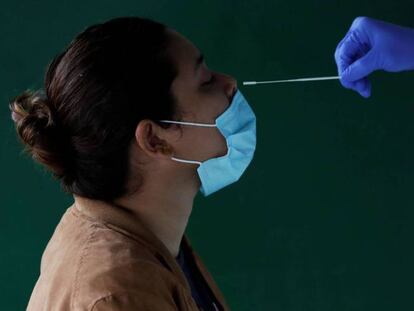 Una mujer se realiza la prueba del Covid-19 en el centro de salud de Pueblo Nuevo, en ciudad de Panamá, en una imagen de archivo.