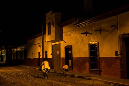 Dos vecinos de San Gabriel montando en bicicleta