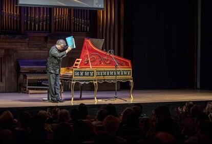 Richard Egarr levanta la partitura de las 'Partitas' de Bach al final del concierto.