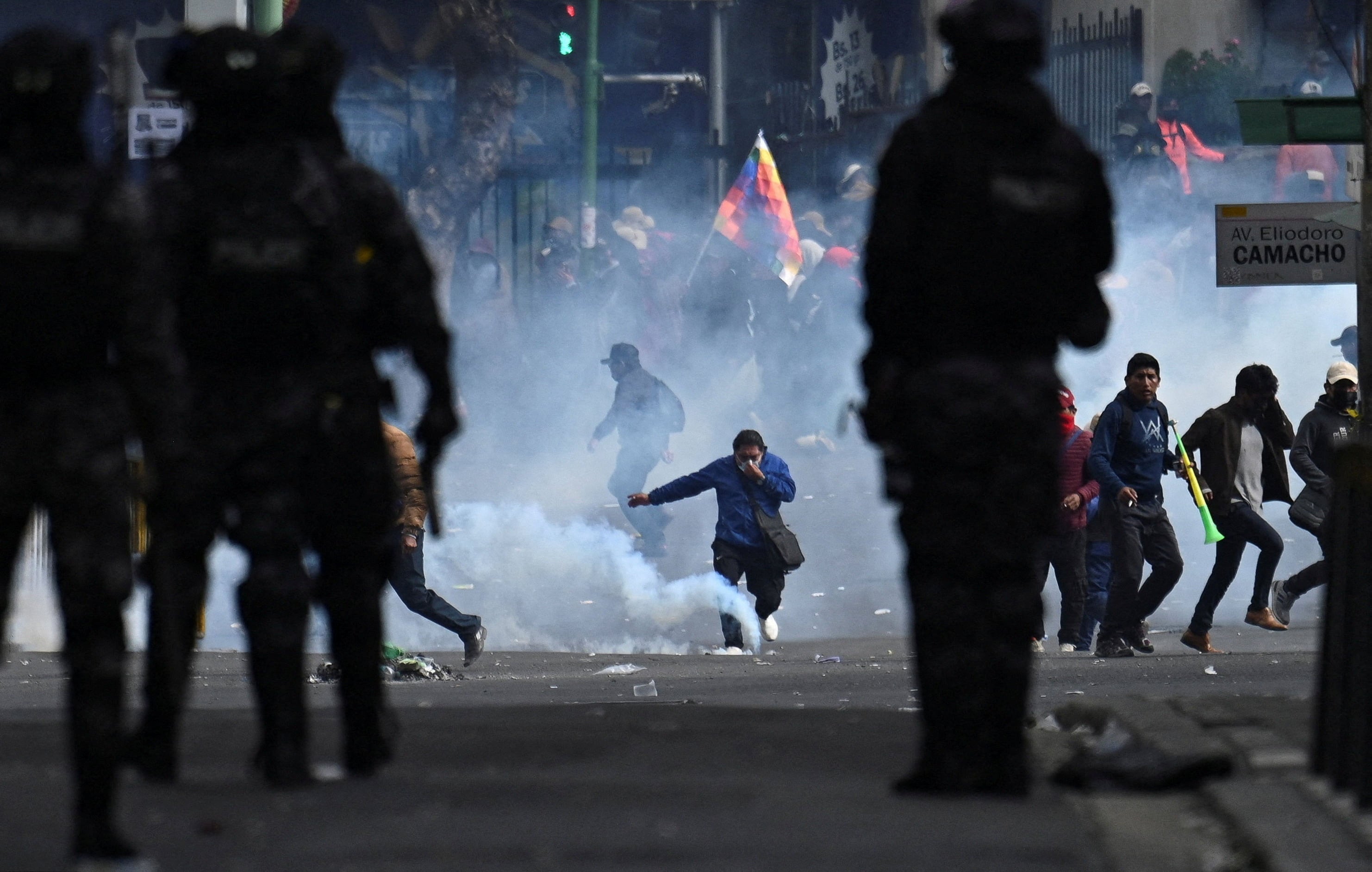 La falta de combustible y las protestas paralizan a La Paz