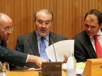 Pedro Solbes, flanqueado por Miguel Ángel Fernández Ordóñez, a su derecha, y David Vegara.