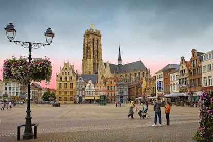 Plaza Grote Markt y, al fondo, la torre de la catedral.