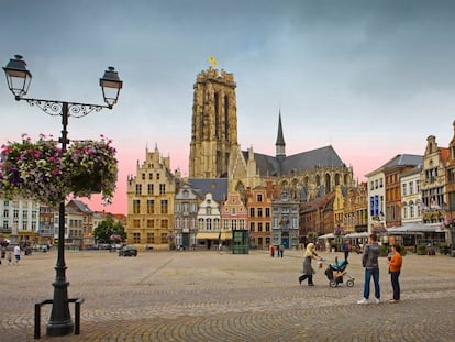 Plaza Grote Markt y, al fondo, la torre de la catedral.