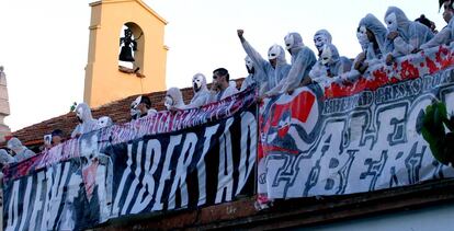 Concentración en apoyo de Alfon en la Parroquia de San Carlos Borromeo.