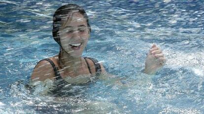 A personagem Jéssica, no filme: da área de serviço para a piscina.
