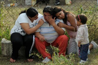 Mirta del Carmen Ortega, madre de Milagros, es consolada por familiares durante el velorio realizado en su casa, el 21 de mayo de 2008.