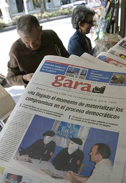 Edición de ayer de Gara en un quiosco de San Sebastián.