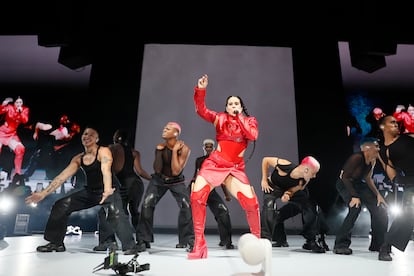 Rosalía y sus bailarines, durante el concierto en el WiZink Center, en Madrid, dentro de su gira internacional 'Motomami'.
