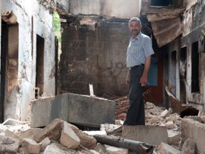 Bachar Halale, vecino de Mulala, fotografiado en lo que queda de su casa.