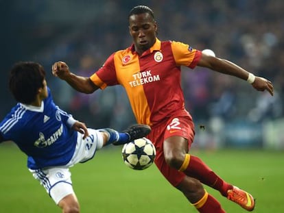 Drogba, con el balón ante Uchida del Schalke.