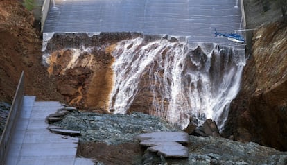 En la imagen, un helicóptero inspecciona un vertedero de la presa de Oroville después de su cierre por las autoridades, debido a la acumulación de escombros masivos en California (EE UU).