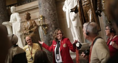 Una guía turística conduce a un grupo de visitantes por el interior del Capitolio, Washington, 17 de octubre de 2013.