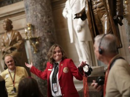 Una guía turística conduce a un grupo de visitantes por el interior del Capitolio, Washington, 17 de octubre de 2013.