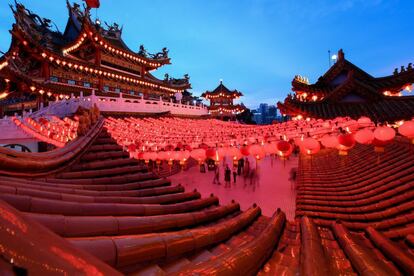 Vista geral templo de Thean Hou em Kuala Lumpur (Malásia), decorado para as celebrações do Ano Novo Chinês.